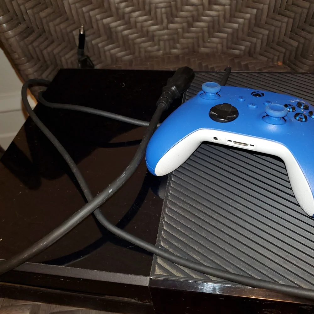 XBOX ONE CONSOLE MODEL 1540+Xbox Wireless Controller+high speed HDMI Cable